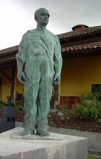 Figueres statue