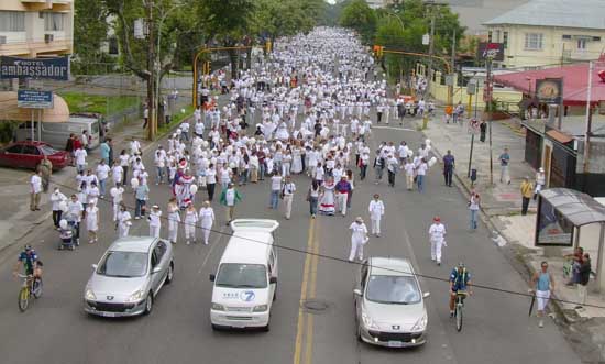 marchers on Paseo Colón