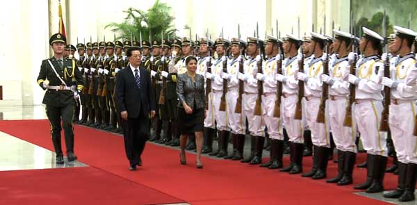 Ms. Chinchilla and honro guard